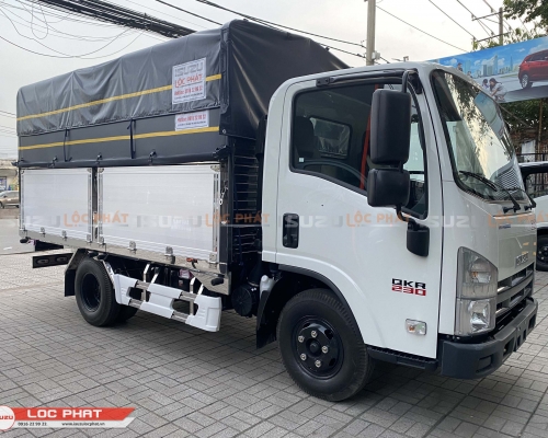 Xe tải Isuzu QKR 230 2.4 Tấn Thùng Bạt Bửng Nhôm